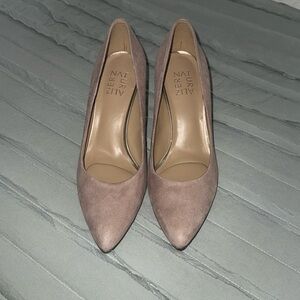 NWOT LIGHT PINK WITH GOLD SPARKLES AND HEELS SIZE 8 HEELS